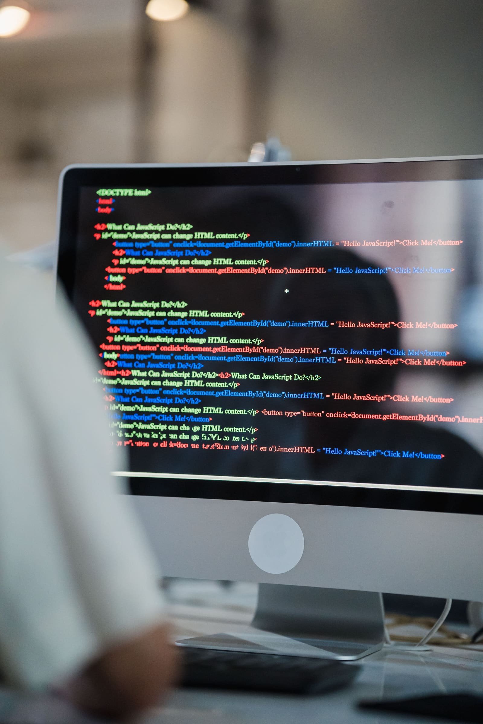 Un écran d'ordinateur affichant du code HTML et JavaScript en couleurs